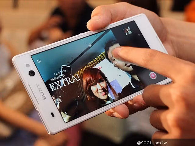  Sony Xepria C3. Xperia C3 là một trong những chiếc smartphone đầu tiên được trang bị đèn flash LED cho camera trước, là sản phẩm tiên phong trong phong trào sản xuất smartphone chuyên selfie. Máy được trang bị màn hình kích thước 5,5 inch độ phân giải 1.280 x 720 pixel, chip Snapdragon 400 lõi tứ xung nhịp 1,2GHz, RAM 1GB, bộ nhớ trong 8GB, hỗ trợ mở rộng bằng thẻ nhớ microSD, camera sau 8MP, camera trước 5MP, được trợ sáng bởi đèn flash đơn, pin dung lượng 2.500mAh. Giá bán khoảng 6.000.000 đồng.