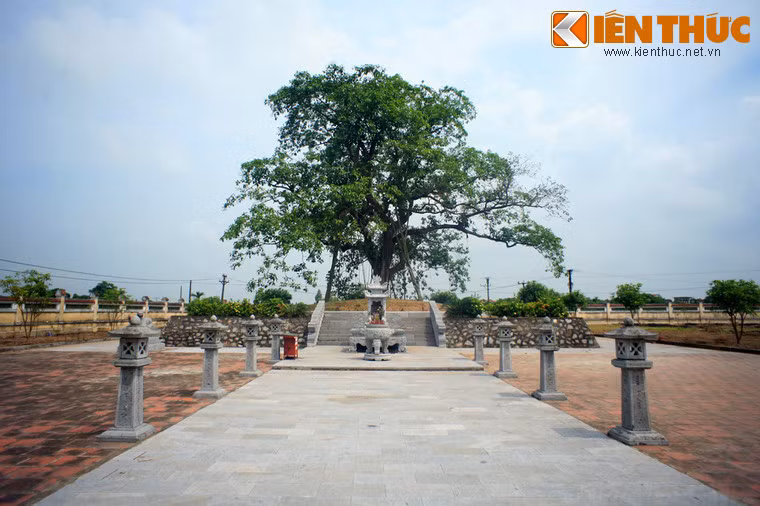 Tương truyền, xưa kia lăng mộ này có kiến trúc rất bề thế với nhiều tượng thú tạc bằng đá vô cùng tinh xảo.