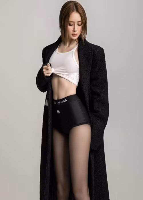 Năm 2012, Phương Uyên - Thiều Bảo Trang bắt đầu dính như hình với bóng, không ngại ngần trao cho nhau cử chỉ yêu thương. Đến năm 2021, cả hai không còn thân thiết, thể hiện “độc thân” trên mạng xã hội.