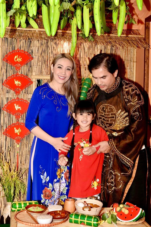 Bình Phương chia sẻ về bí quyết giữ lửa hôn nhân nhiều năm qua: “Mỗi buổi sáng người chồng hoặc người vợ đi làm thì mình sẽ nói “Anh yêu em”, “Lái xe cẩn thận” và trao một nụ hôn. Tối về không cần biết ban ngày bận, bức xúc gì thì hãy để qua một bên, khi người đó về mình vẫn tươi cười và trao nụ hôn cuối ngày. Nếu nói không ghen thì là em nói dối, nhưng anh Tiến rất dễ thương, cũng chia sẻ mọi thứ nên không có gì đáng lo”. Ảnh: FBNV.