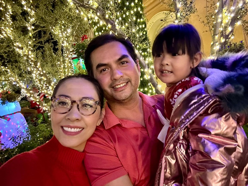 Lúc gặp con gái lần đầu - bé Mèo, Đức Tiến bật khóc. Để vợ có thời gian nghỉ ngơi, anh pha sữa, thay tã, thức đêm trông con. Ảnh: FBNV.