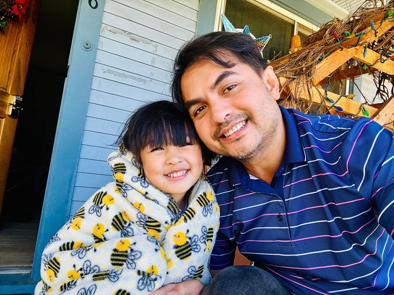 Vợ nam người mẫu chia sẻ trên Người Lao Động, sau công việc, Đức Tiến về nhà cùng vợ con, chăm vườn cây, đi ăn cùng những người bạn thân, đi nhà thờ cuối tuần. Ảnh: FBNV.