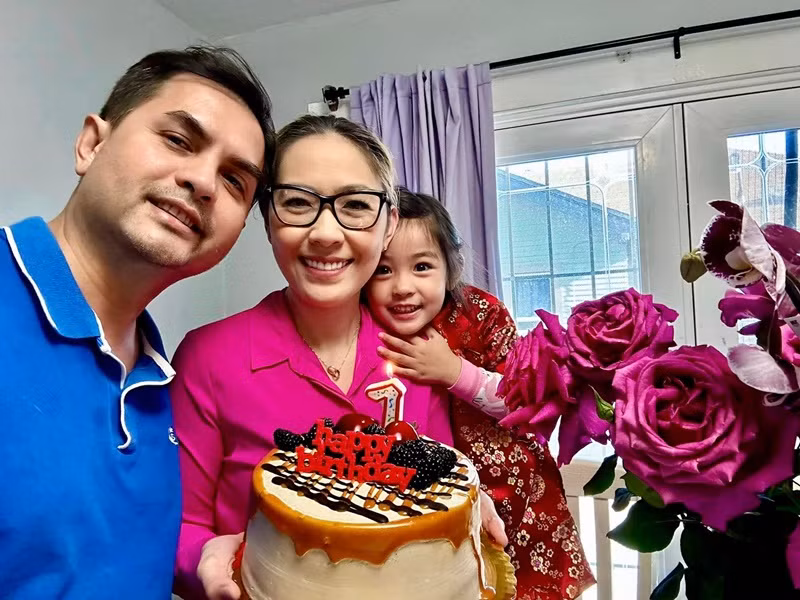 Hình ảnh cuối cùng Đức Tiến bên vợ con được anh chia sẻ vào ngày 11/5. Đi kèm loạt ảnh, anh gửi lời chúc mừng sinh nhật đến Bình Phương: "Chúc bà xã sức khỏe, hạnh phúc và tràn đầy niềm vui mỗi ngày với gia đình chúng ta nhé em! Love you". Ảnh: FBNV.