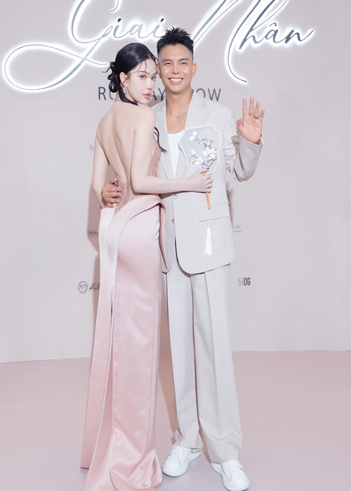 Ngọc Trinh và Đỗ Long thân thiết tại sự kiện.