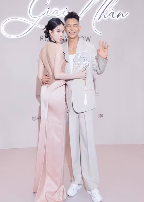 Ngọc Trinh và Đỗ Long thân thiết tại sự kiện.