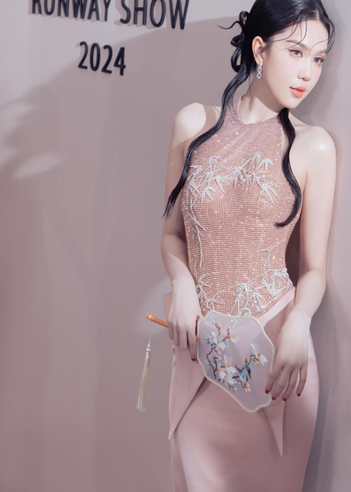 Chân dài gốc Trà Vinh gợi cảm trong chiếc đầm cổ yếm.