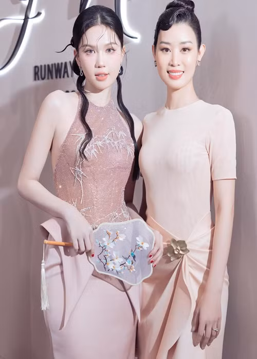 Tạo hình của Ngọc Trinh là cô tiểu thư đài các.