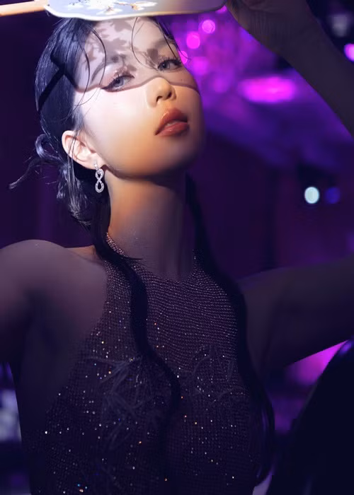 Chân dài gốc Trà Vinh cho rằng vì không dao kéo, cô giữ được nhan sắc trẻ trung.