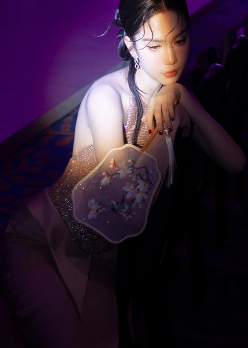 Nữ người mẫu 35 tuổi từng khẳng định, cô chỉ làm răng, không phẫu thuật thẩm mỹ bộ phận nào.