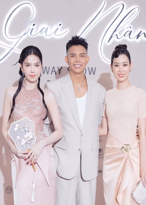  Người mẫu Ngọc Trinh (ngoài cùng bên trái) vừa góp mặt trong dàn khách mời của NTK Đỗ Long.