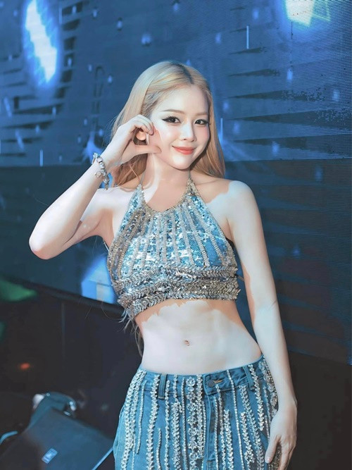 Mie chuộng trang phục khoe eo thon khi đi diễn. Ảnh: FBNV.