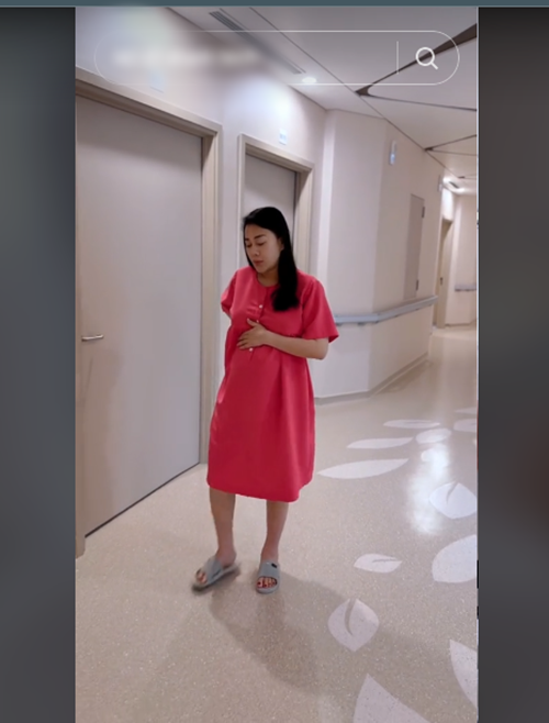 Phương Oanh nén đau tập đi sau khi sinh mổ.