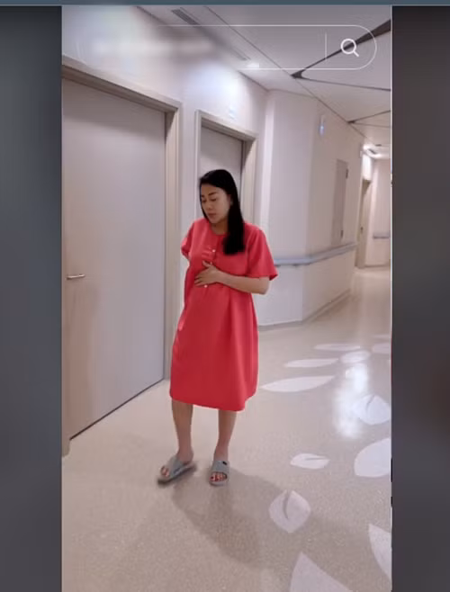 Phương Oanh nén đau tập đi sau khi sinh mổ.