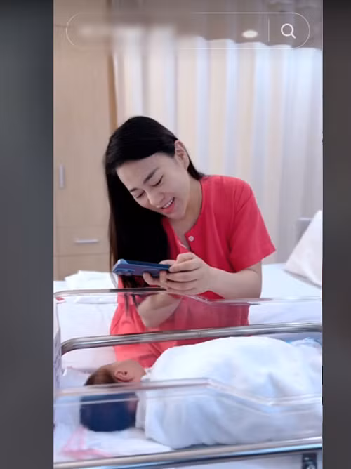 Phương Oanh ghi lại những hình ảnh đầu đời của các con.