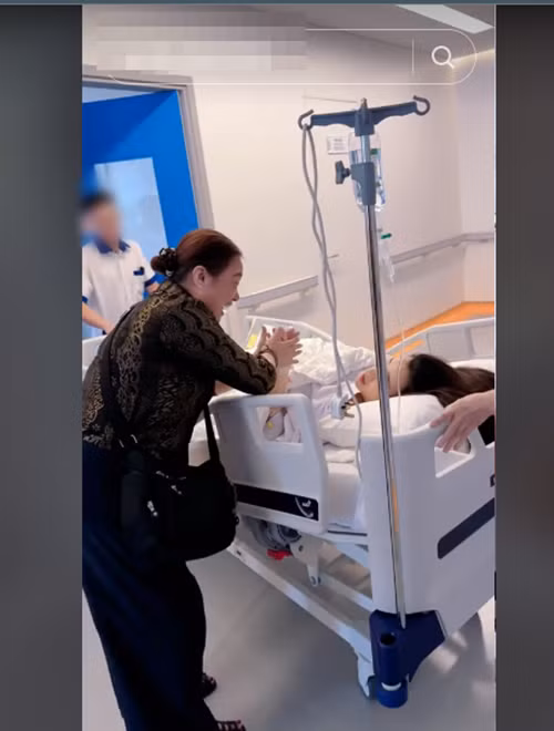 Nữ diễn viên được gặp người thân sau khi sinh nở.