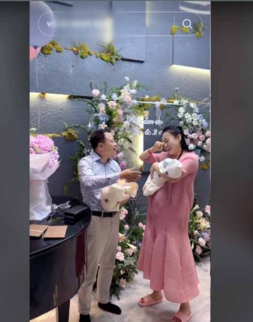 Để mừng Phương Oanh và các con về nhà, Shark Bình trang trí biệt thự đầy hoa tươi, bóng bay, những tấm thiệp viết tay.