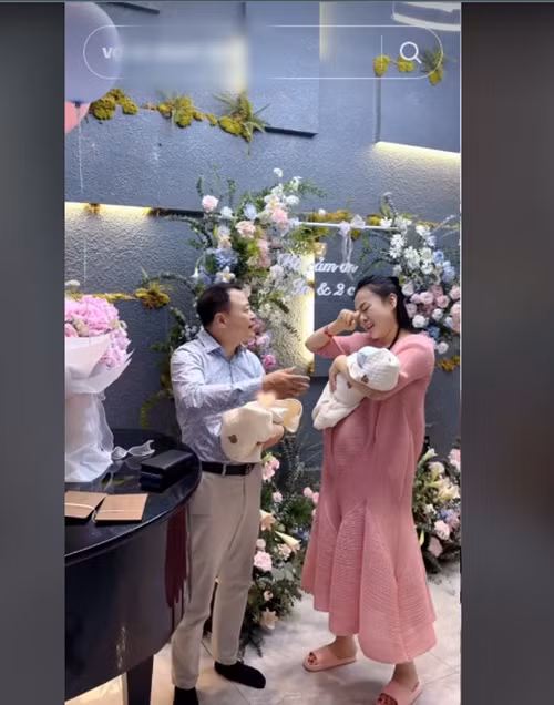 Để mừng Phương Oanh và các con về nhà, Shark Bình trang trí biệt thự đầy hoa tươi, bóng bay, những tấm thiệp viết tay.