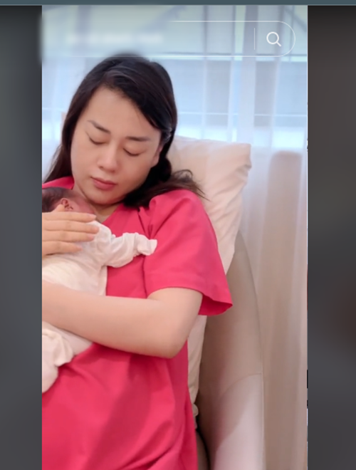 Cặp song sinh của Phương Oanh tên Jimmy và Jenny.