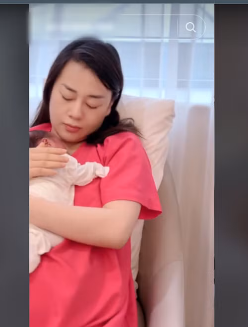 Cặp song sinh của Phương Oanh tên Jimmy và Jenny.