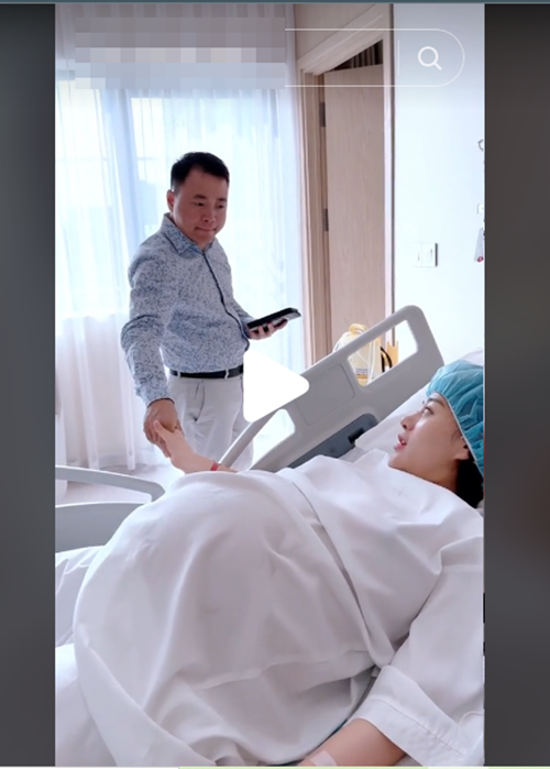  Diễn viên Phương Oanh sinh đôi khoảng 1 tuần trước. Mới đây, cô chia sẻ trên trang cá nhân TikTok về hành trình sinh nở và sau khi trở về nhà cùng các con.