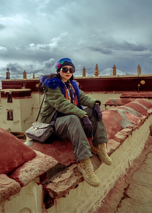 Giáng My chia sẻ về thời tiết đầy khắc nghiệt ở Tây Tạng: "Cái nắng rát da, lạnh thấu xương vào đêm và sáng, gió bay tốc người, không khí loãng đến độ nói to là thở hổn hển, đầu đau, mặt phồng lên như quả bóng. Có nhiều người vừa lên đến nơi, hôm sau đã đi về, vì không chịu được áp lực về sức khoẻ".