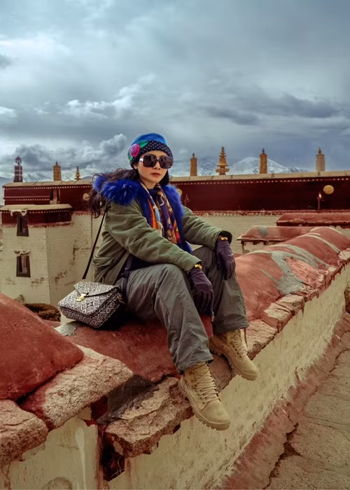 Giáng My chia sẻ về thời tiết đầy khắc nghiệt ở Tây Tạng: "Cái nắng rát da, lạnh thấu xương vào đêm và sáng, gió bay tốc người, không khí loãng đến độ nói to là thở hổn hển, đầu đau, mặt phồng lên như quả bóng. Có nhiều người vừa lên đến nơi, hôm sau đã đi về, vì không chịu được áp lực về sức khoẻ".