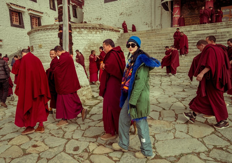 Giáng My đến một tu viện nằm riêng trong một vùng núi rất đẹp và riêng biệt.