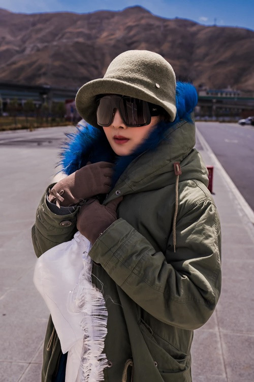 Giáng My mặc áo lót lông, đội mũ, đeo khăn giữ ấm.