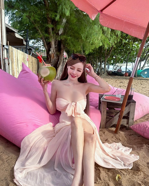 Hot girl siêu vòng một khiến người hâm mộ đứng ngồi không yên trước những bộ cánh gợi cảm.