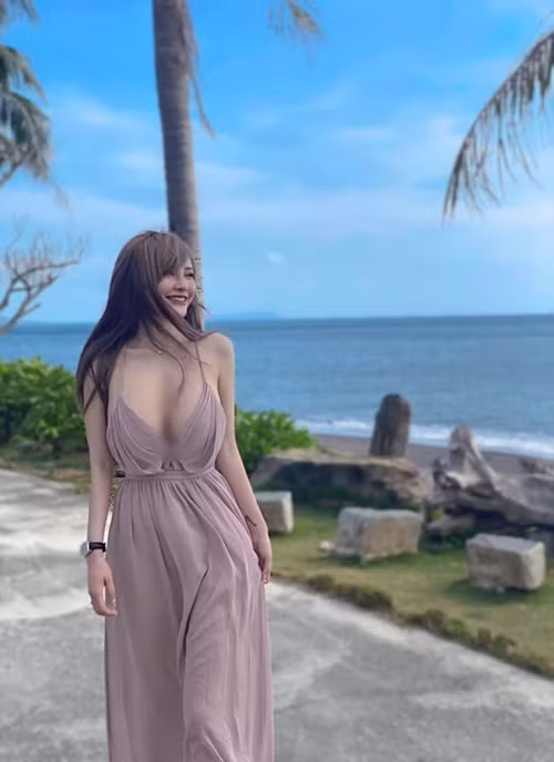 Ở đời thường, cô nàng chuộng váy áo xẻ ngực sâu.