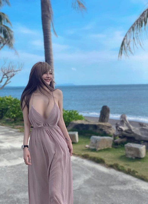 Ở đời thường, cô nàng chuộng váy áo xẻ ngực sâu.