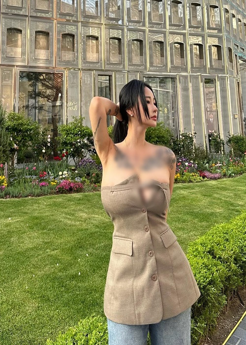 Jeon Bo Yeon chuộng trang phục xẻ ngực sâu, trễ nải.