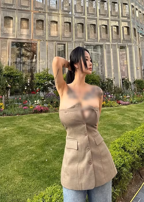 Jeon Bo Yeon chuộng trang phục xẻ ngực sâu, trễ nải.