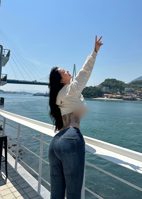 Nhiều người cho rằng hot girl người Hàn Quốc khoe vòng một quá đà.