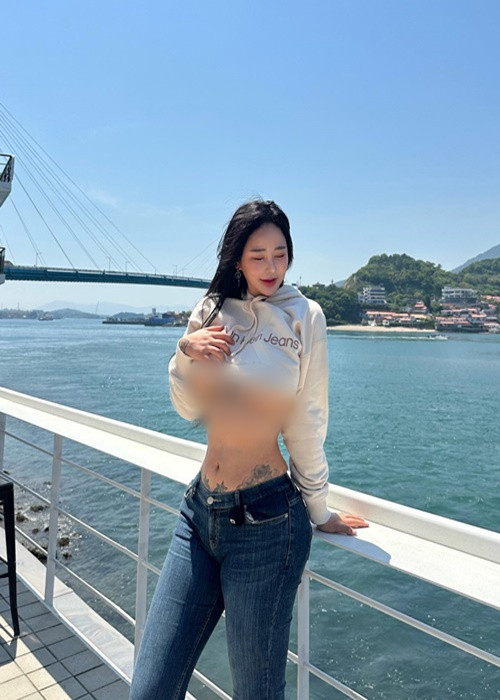  Hot girl Jeon Bo Yeon sở hữu vóc dáng đồng hồ cát, nhiều hình xăm “khủng”. Ngoài ra, cô nàng có phong cách thời trang phóng khoáng.
