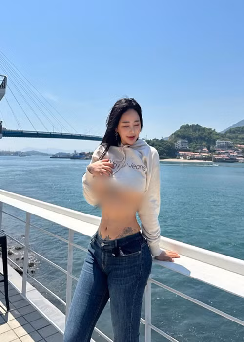  Hot girl Jeon Bo Yeon sở hữu vóc dáng đồng hồ cát, nhiều hình xăm “khủng”. Ngoài ra, cô nàng có phong cách thời trang phóng khoáng.