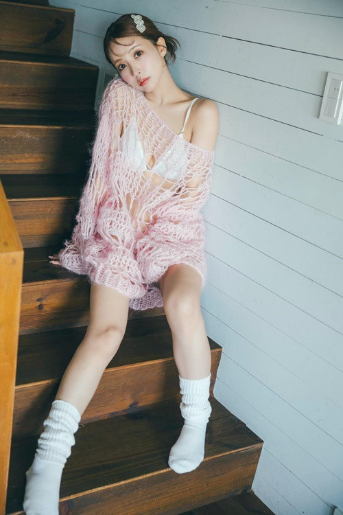 Hot girl xinh đẹp diện nội y kết hợp cùng áo lưới.