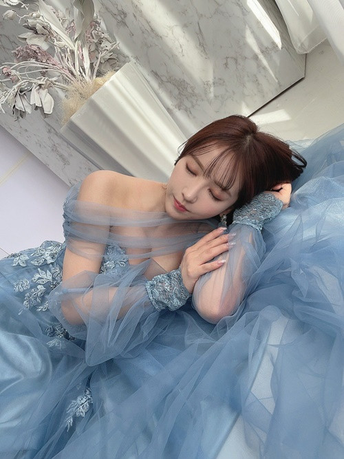 Ảnh chụp vội hot girl khi diện đầm cúp ngực xuyên thấu được fan nhận xét đẹp như ảnh bìa tạp chí.