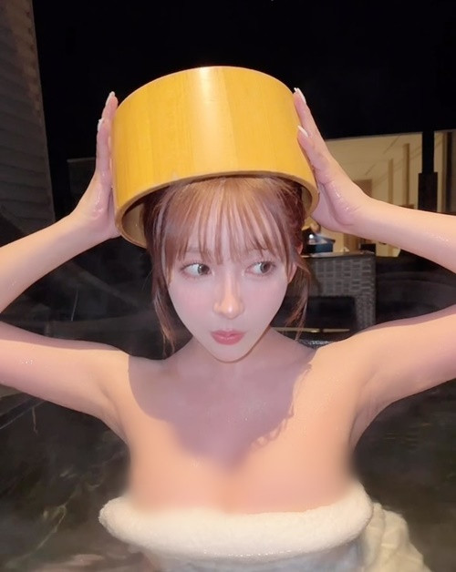 Trong clip, hot girl người Nhật Bản chỉ quấn khăn tắm. Việc nhô mình lên khỏi mặt nước khiến nhiều fan lo lắng cô nàng sẽ hớ hênh.