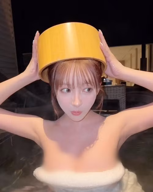 Trong clip, hot girl người Nhật Bản chỉ quấn khăn tắm. Việc nhô mình lên khỏi mặt nước khiến nhiều fan lo lắng cô nàng sẽ hớ hênh.