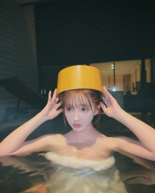 Cô nàng gây chú ý khi đăng tải clip tắm bồn.