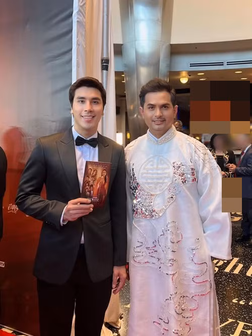 Người mẫu Hoàng Phi Kha chia sẻ hình ảnh bên Đức Tiến. Anh bày tỏ không thể tin đàn anh đã ra đi. “Cuộc sống thật vô thường, em định chuyến sau sang Mỹ sẽ đem cá khô 1 nắng sang cho anh mà giờ anh không còn nữa rồi”, Hoàng Phi Kha chia sẻ.