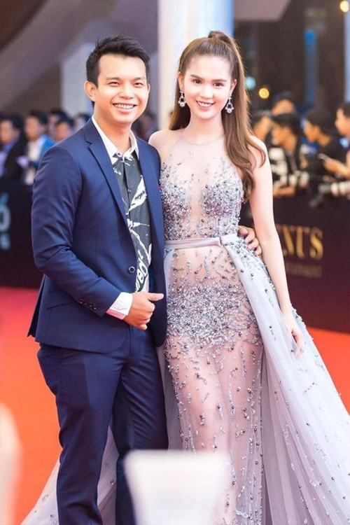 Đỗ Long cho biết, khi Ngọc Trinh đóng phim Chị chị em em 2, anh đứng phía sau hỗ trợ hết trang phục cho nữ người mẫu. Ảnh: Saostar.