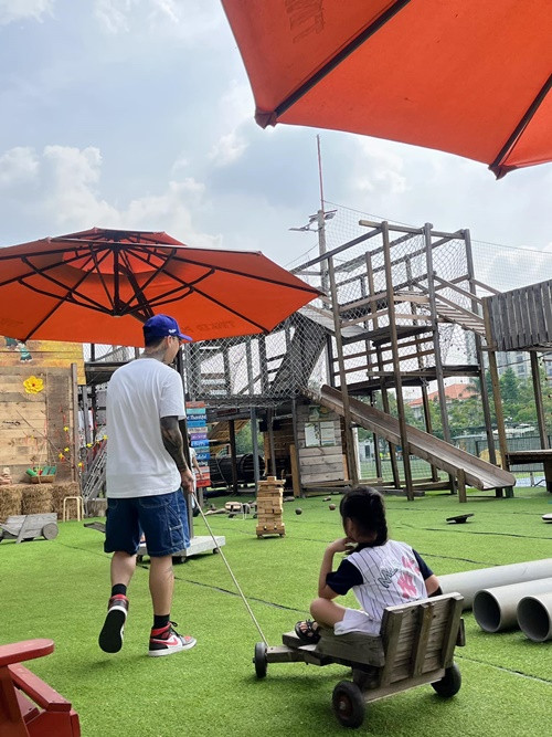 Đạt G kéo xe đồ chơi chở con gái Bảo Ngọc.