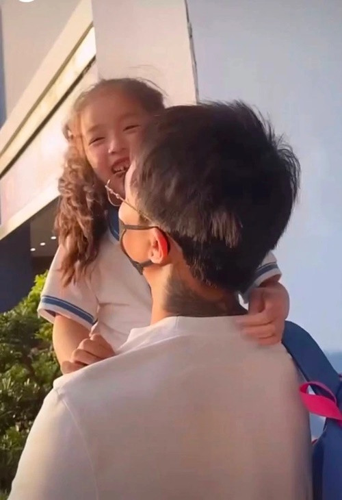 2 bé Gà và Cún đều quấn quýt Đạt G.