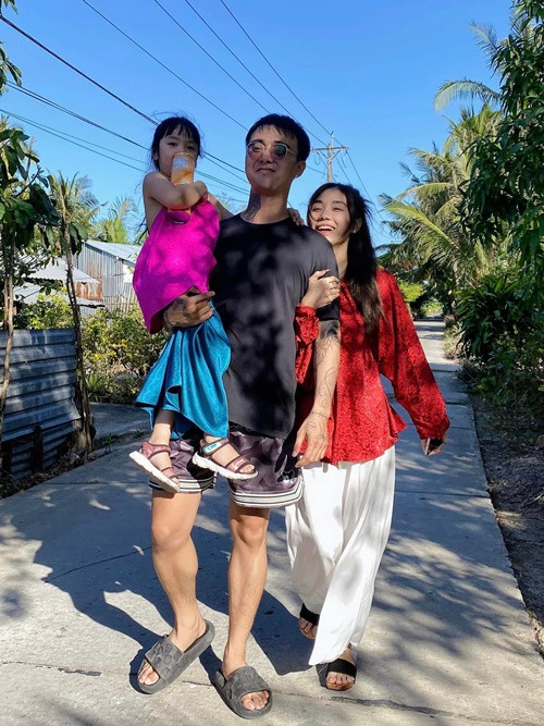 Nam rapper thường xuyên bồng bế, chơi với bé Gà và bé Cún.