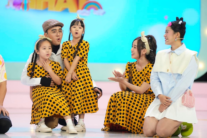 Bảo Ngọc cùng các con và rapper Đạt G vui vẻ tham gia một chương trình.