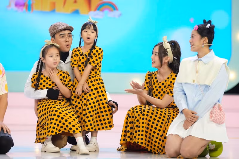 Bảo Ngọc cùng các con và rapper Đạt G vui vẻ tham gia một chương trình.