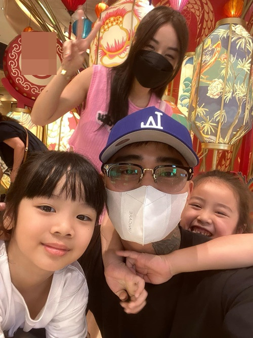 Đạt G tỏ ra rất chiều chuộng bé Gà và Cún - hai con gái của Bảo Ngọc.