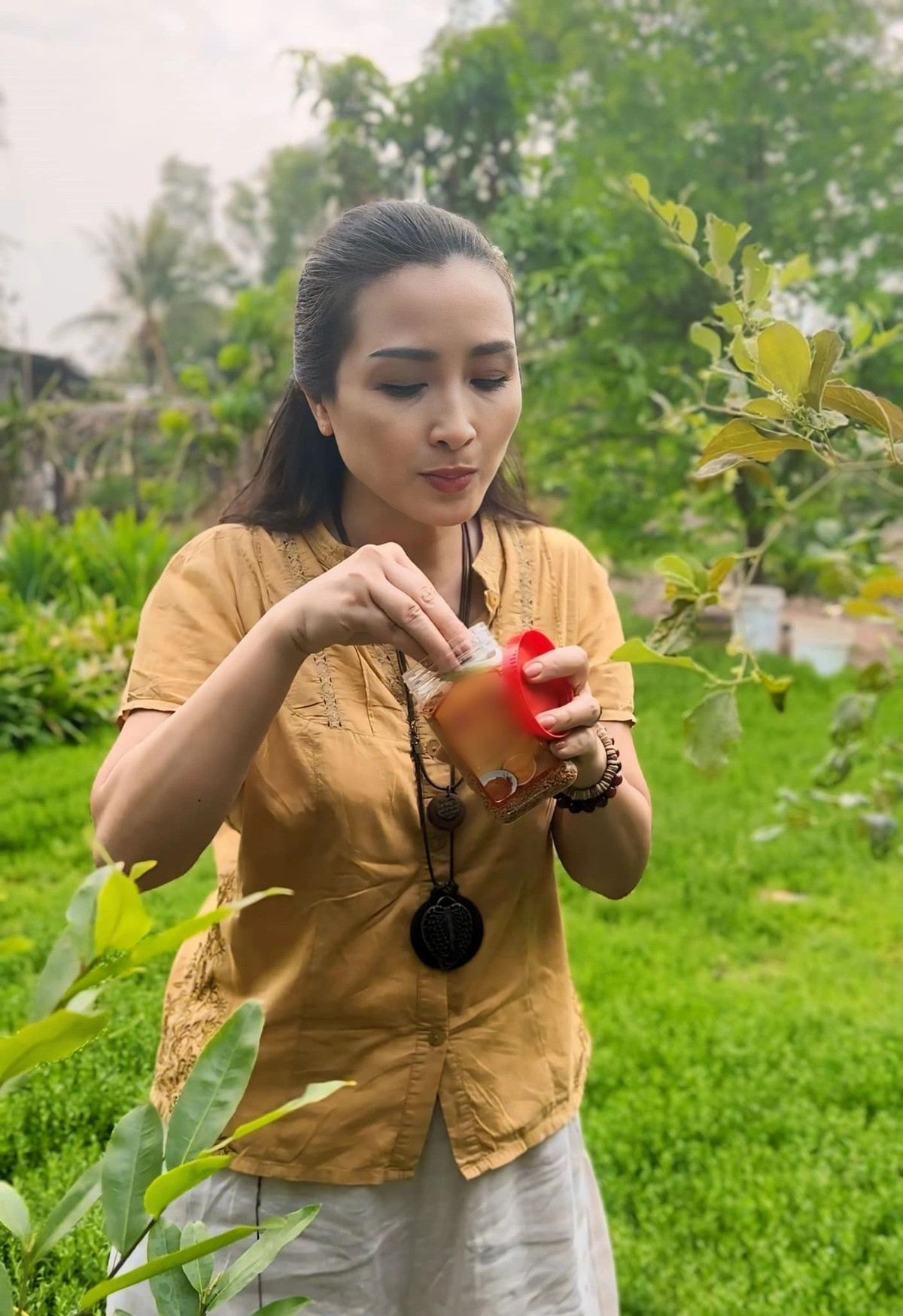 Khánh Huyền cũng tiết lộ mình khá may mắn khi được cả hai bên nội ngoại yêu thương, hỗ trợ. Mẹ chồng Khánh Huyền là người phụ nữ tâm lý, bà thông cảm và thường động viên con dâu về Hà Nội thăm mẹ đẻ để thông gia đỡ buồn. Chính vì thế mà Khánh Huyền đi lại khá thoải mái, vừa về thăm gia đình, vừa có nhiều dịp gặp gỡ bạn bè là các nghệ sĩ miền Bắc.